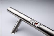 Kulaté madlo Biohandle R4, délka 800/600/33mm, 2x45° šikmá montáž, přední skener, pravé dovnitř/levé ven, kartáčovaná nerez